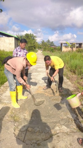 Kolaborasi bersama orang tua memperbaiki akses jalan menuju SDN 051 Tarakan