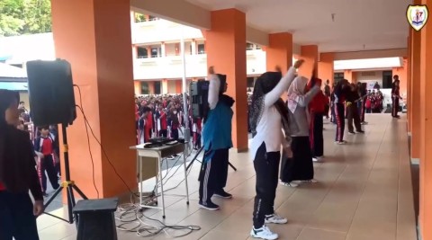 JUMAT SEHAT DENGAN SENAM BERSAMA DI LAPANGAN SEKOLAH