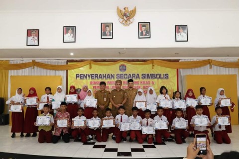 Penyerahan Simbolis Beasiswa Prestasi Akademik dan Non Akdemik