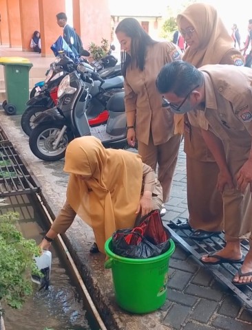 KREATIF! GURU AJAK SISWA MEMANFAATKAN DRAINASE UNTUK BUDI DAYA IKAN