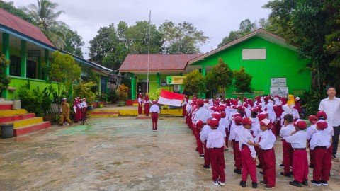 PENGIBARAN BENDERA MERAH PUTIH SAAT CUACA HUJAN