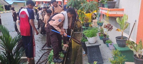 PANEN IKAN LELE, HASIL PEMANFAATAN SALURAN DRAINASE