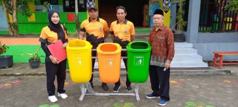 Bantuan Tempat Sampah Dari DLH