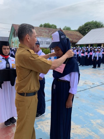 PENYEMATAN PESERTA MASA ORIENTASI SISWA  OLEH KEPALA SEKOLAH SMP NGERI 10 TARAKAN