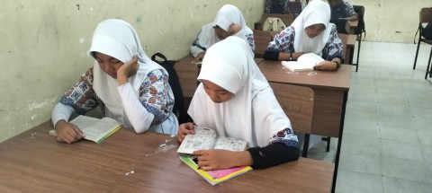 MENENTUKAN UNSUR INTRINSIK UNTUK MENINGKATKAN LITERASI