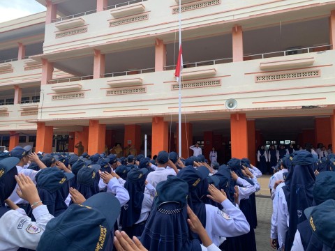 TUMBUHKAN JIWA NASIONALISME, SMPN 7 RUTIN LAKSANAKAN UPACARA BENDERA