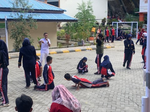 MERIAH DAN BERSEMANGAT PARA SISWA IKUTI PERLOMBAAN AGUSTUSAN