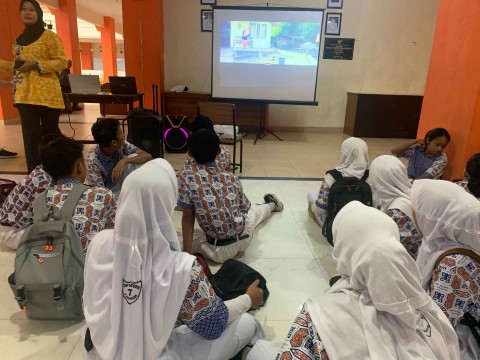 ERA DIGITAL SEMAKIN BERKEMBANG, SMPN 7 MELAKUKAN PEMBIASAAN LITERASI DIGITAL